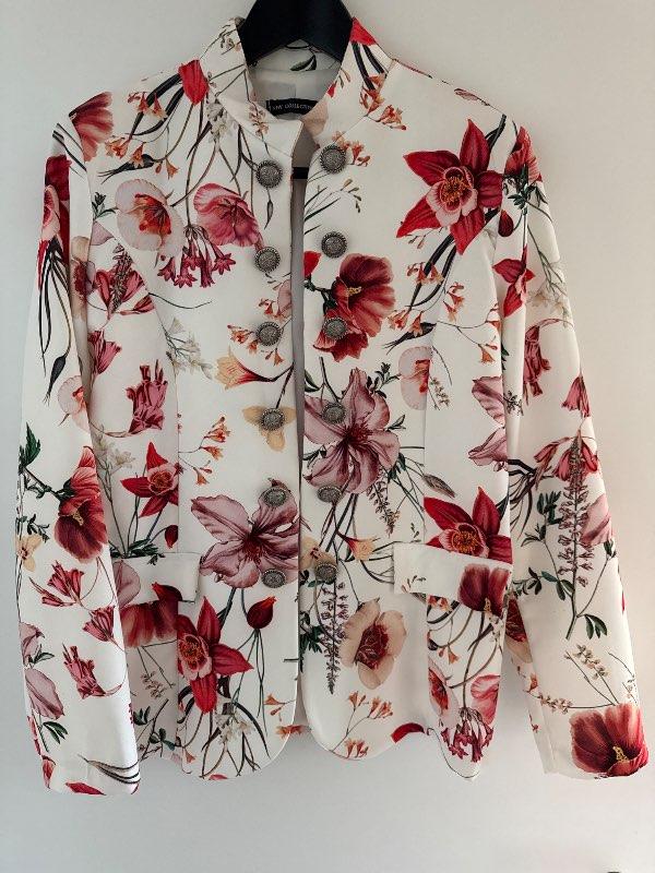 Ljós blazer með blómum
