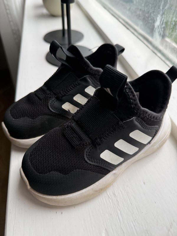 Adidas skór