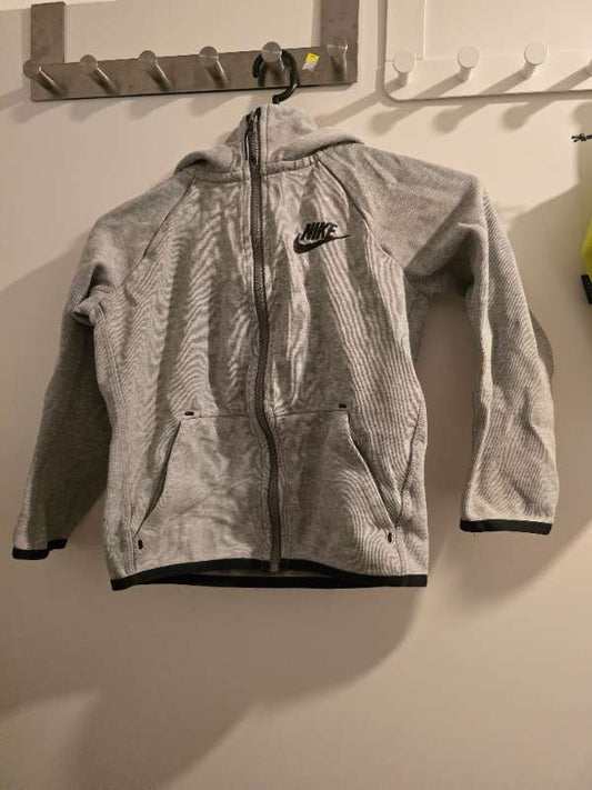 Grá nike peysa