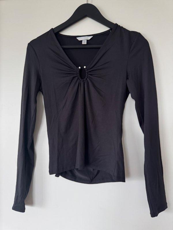 H&M svört peysa með skeifu