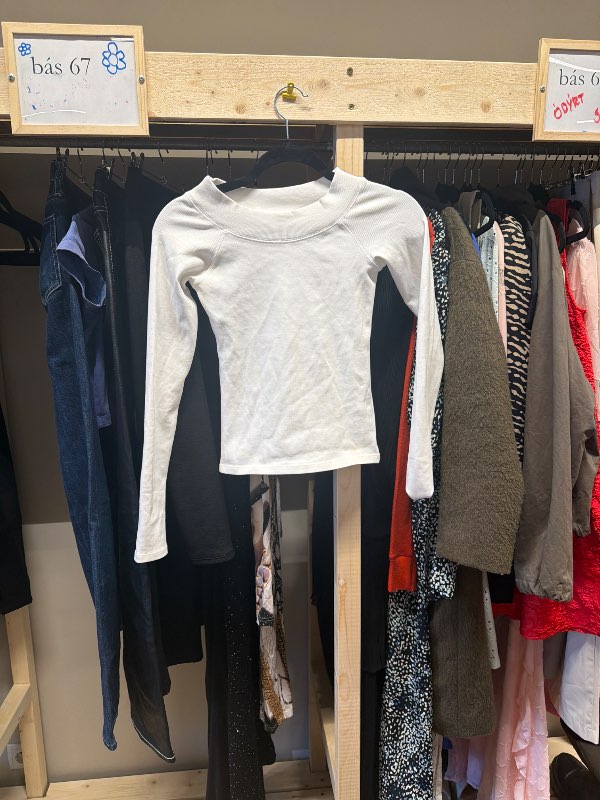 Hvít offshoulder zöru peysa
