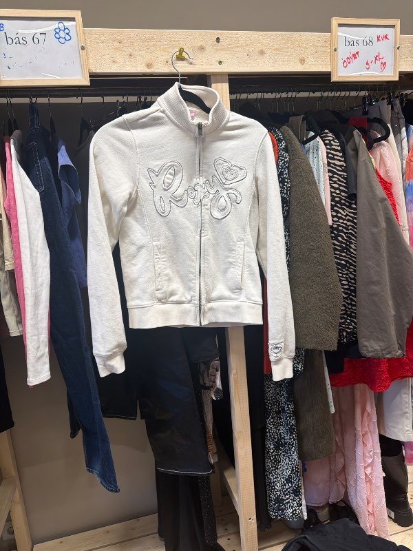 Hvít urban outfitters peysa