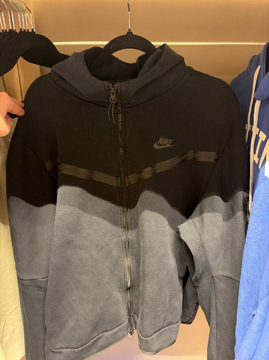 Nike tech peysa