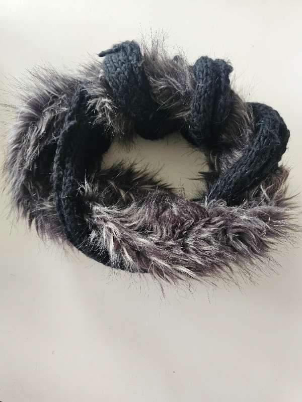 Svarttur loðkragi