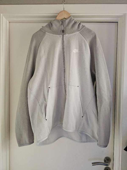 Nike grá/ rennd hettupeysa